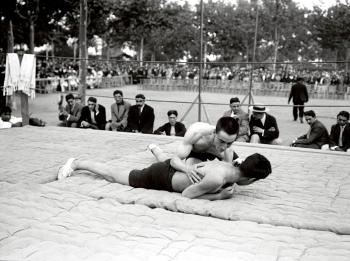 Lluita grecoromana entre Agell i Ramírez durant les competicions esportives de Mataró dins el marc del festival atlètic, 1912. Fons i autoria: Frederic Juandó Alegret. (CAT AGDB R. 54862)