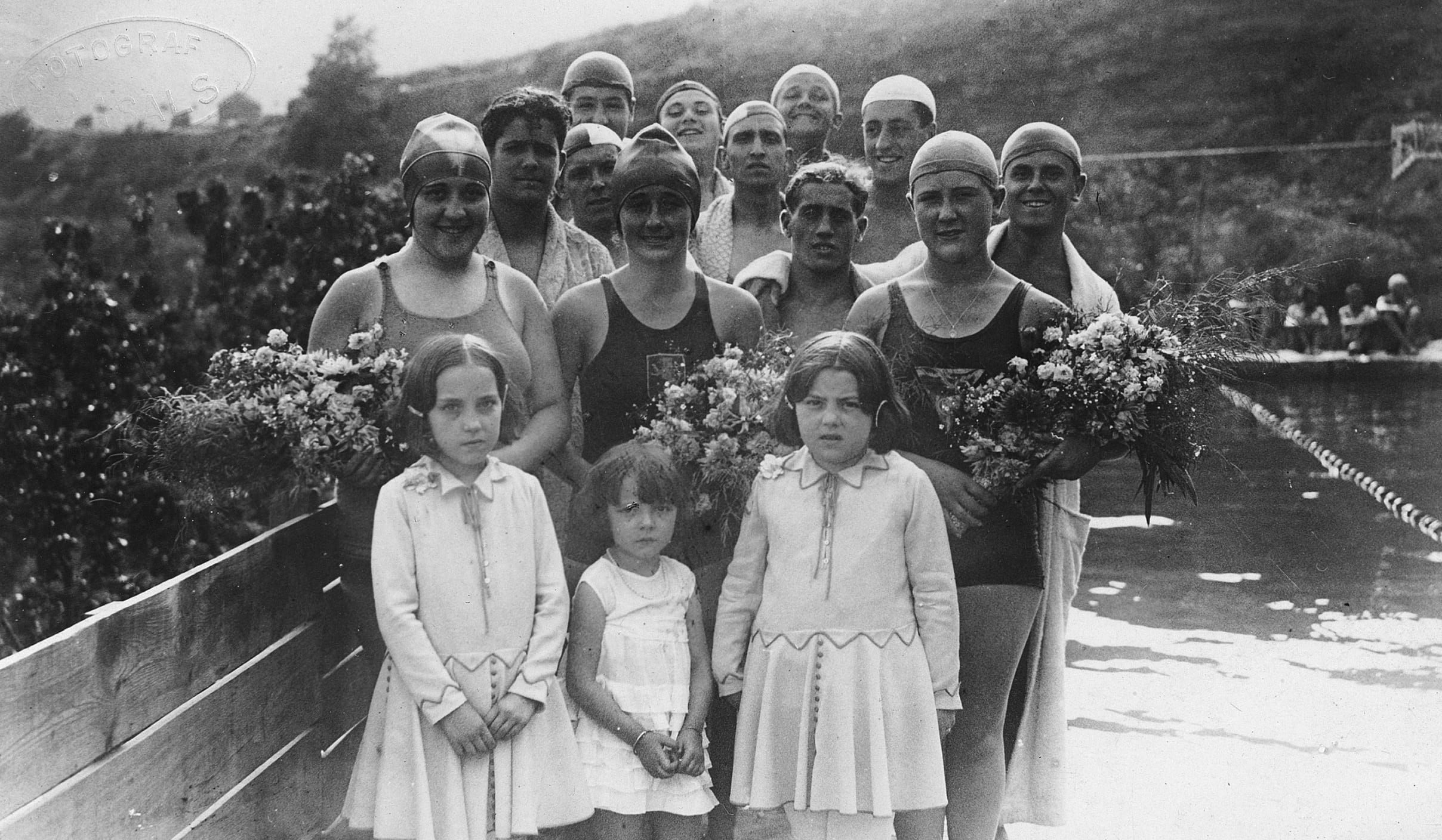 Nadadors a la piscina antiga de Sallent, c. 1920, Sallent. Autor: Casals. Arxiu Municipal de Sallent