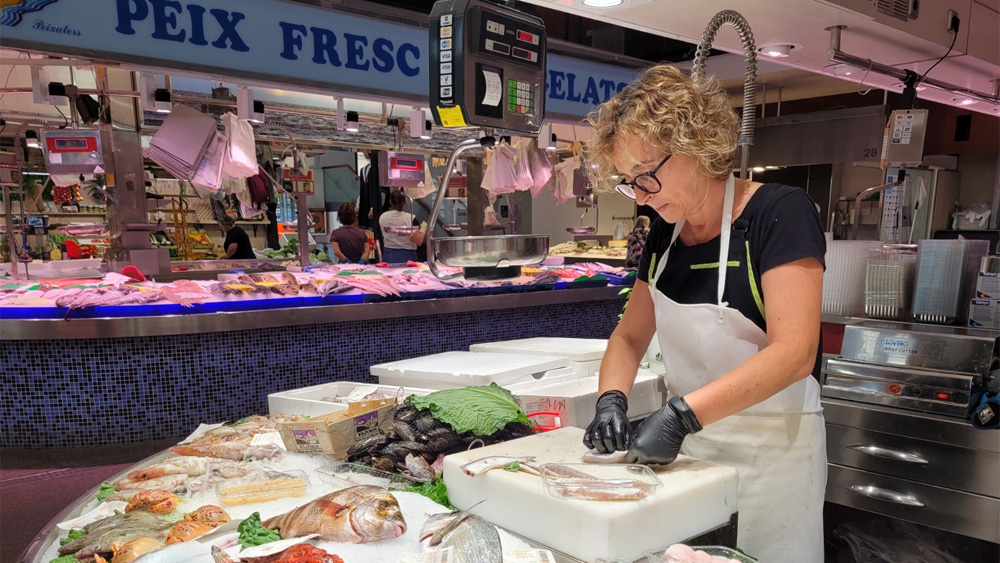 Una peixateria del Mercat de Cuba de Mataró. Foto: Diputació de Barcelona Una peixateria del Mercat de Cuba de Mataró. Foto: Diputació de Barcelona