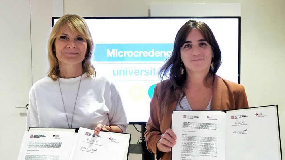 La presidenta de la Diputació de Barcelona, Lluïsa Moret, i la consellera de Recerca i Universitats, Núria Montserrat, han signat un conveni per impulsar les microcredencials i la formació al llarg de la vida. Foto: Diputació de Barcelona