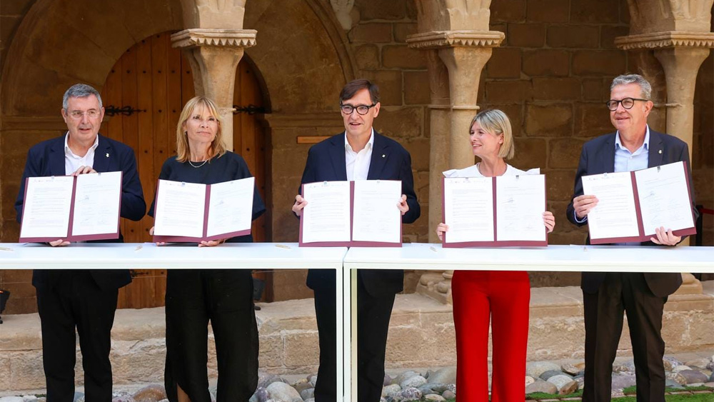 El president de la Generalitat i els presidents i presidentes de les quatre diputacions catalanes després de signar un protocol interadministratiu per impulsar la gestió forestal sostenible i la prevenció d’incendis. Foto: Generalitat de Catalunya El president de la Generalitat i els presidents i presidentes de les quatre diputacions catalanes després de signar un protocol interadministratiu per impulsar la gestió forestal sostenible i la prevenció d’incendis. Foto: Generalitat de Catalunya