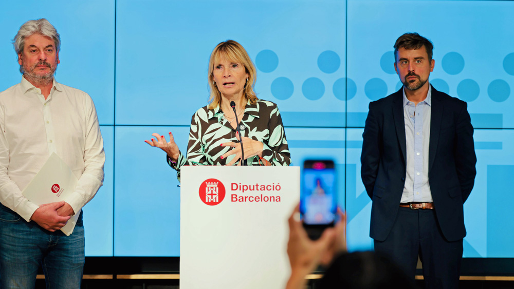 La presidenta de la Diputació de Barcelona, Lluïsa Moret, acompanyada pel vicepresident segon i diputat de Bon Govern, Assistència Local i Cohesió Territorial, Dionís Guiteras, i pel diputat d'Acció Climàtica i Transició Energètica, Marc Serra, en una compareixença per explicar els recursos del Catàleg de serveis 2027. Foto: Beth Magre / Diputació de Barcelona