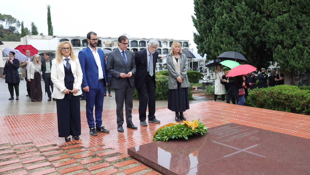El president de la Generalitat de Catalunya, Salvador Illa, amb l'alcaldessa de Cervelló, Montse Canas, la presidenta de la Diputació de Barcelona, Lluïsa Moret, amb el fill i el net de l'expresident català, davant la tomba rehabilitada al cementiri de Cervelló. Foto: Òscar Ferrer / Diputació de Barcelona El president de la Generalitat de Catalunya, Salvador Illa, amb l'alcaldessa de Cervelló, Montse Canas, la presidenta de la Diputació de Barcelona, Lluïsa Moret, amb el fill i el net de l'expresident català, davant la tomba rehabilitada al cementiri de Cervelló. Foto: Òscar Ferrer / Diputació de Barcelona