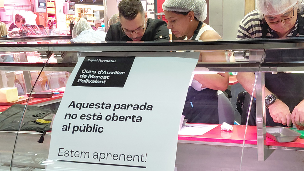 El programa de formació ocupacional de la Diputació de Barcelona es desenvolupa dins dels mercats municipals. Foto: Diputació de Barcelona El programa de formació ocupacional de la Diputació de Barcelona es desenvolupa dins dels mercats municipals. Foto: Diputació de Barcelona