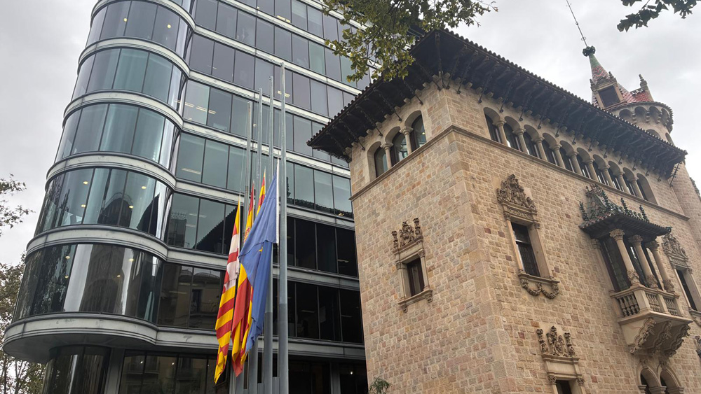 Banderes a mig pal a Can Serra, seu central de la Diputació de Barcelona. Foto: Diputació de Barcelona