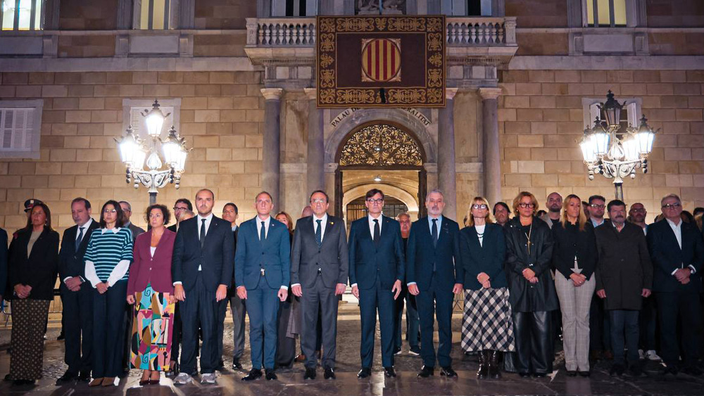 Minut de silenci davant el Palau de la Generalitat de Catalunya en memòria de les víctimes de l’accident ferroviari de Toledo. Foto: Ajuntament de Barcelona
