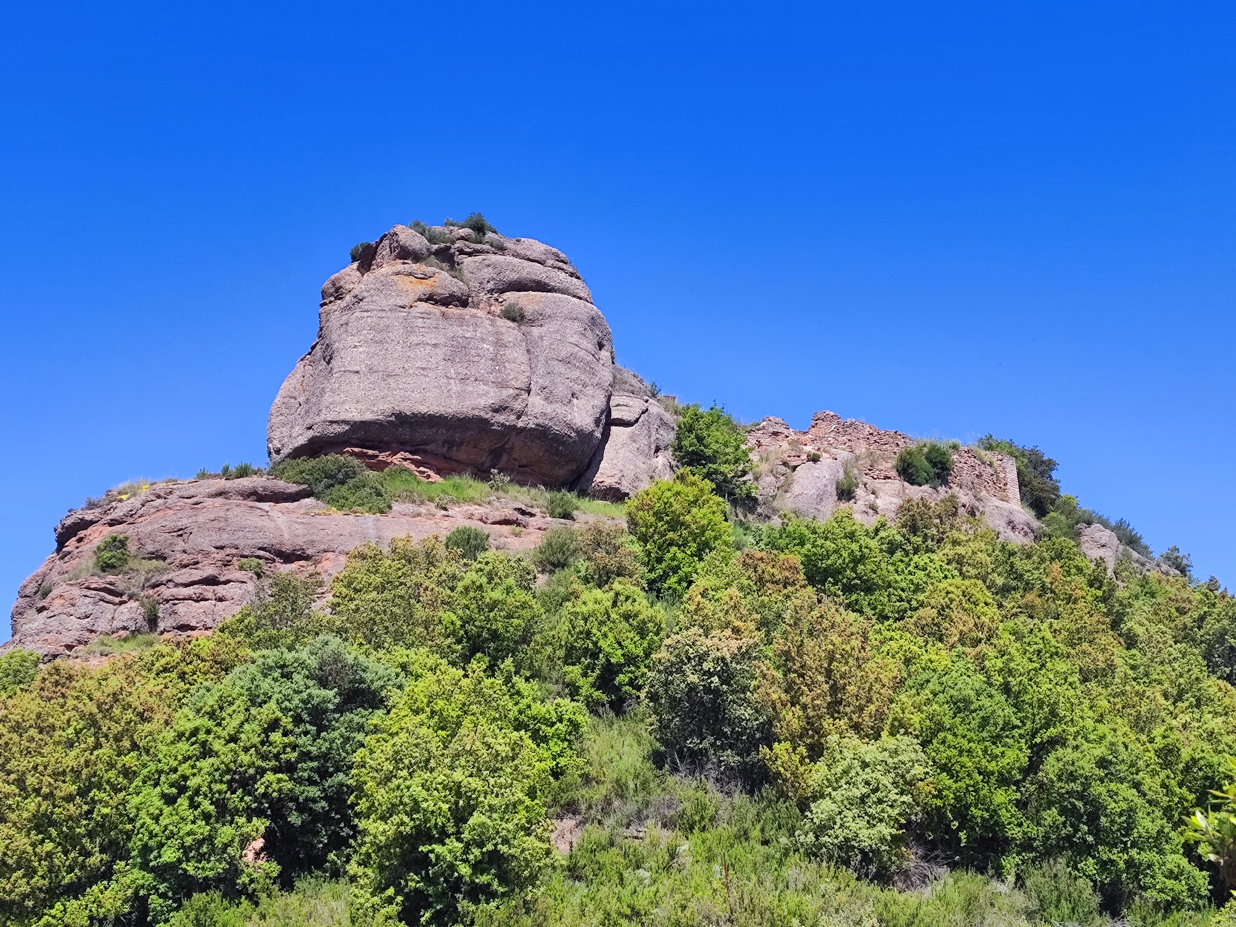 Lliurem l’Estudi històric del castell de Pera a l'Ajuntament de Sant Llorenç Savall