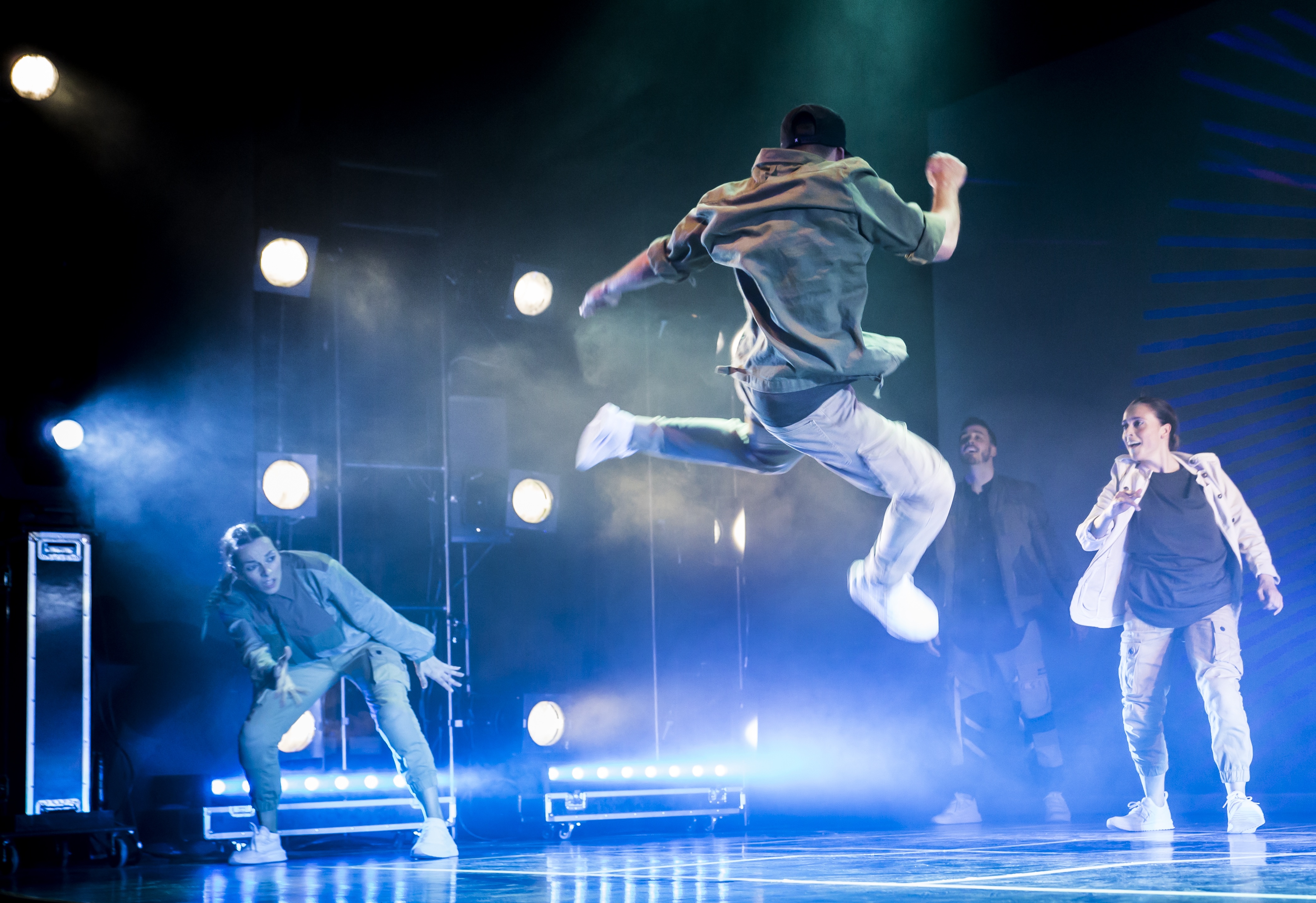«Around the World» de Brodas Bros