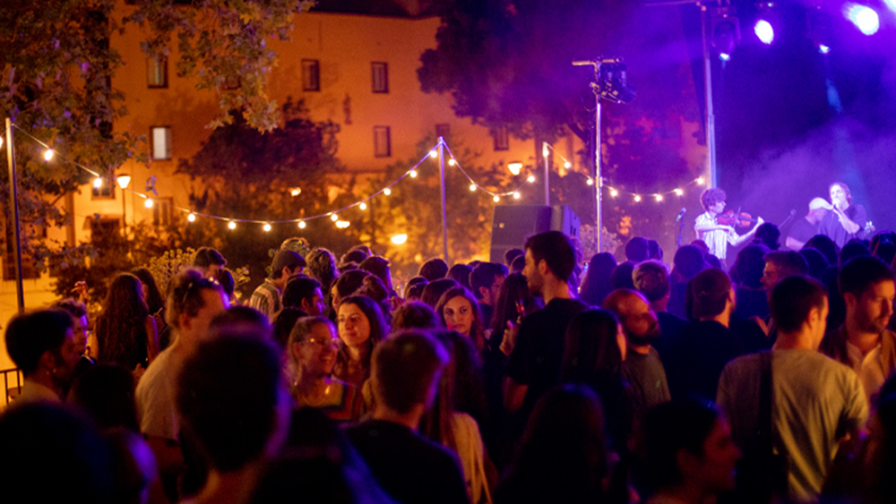 Festa popular oberta a la plaça Margarida Xirgu