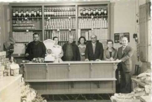 imatge Propietaris i treballadors de la fàbrica de queviures HEMALOSA, dècada de 1940, Santa Maria d'Oló. Arxiu Municipal de Santa Maria d'Oló.