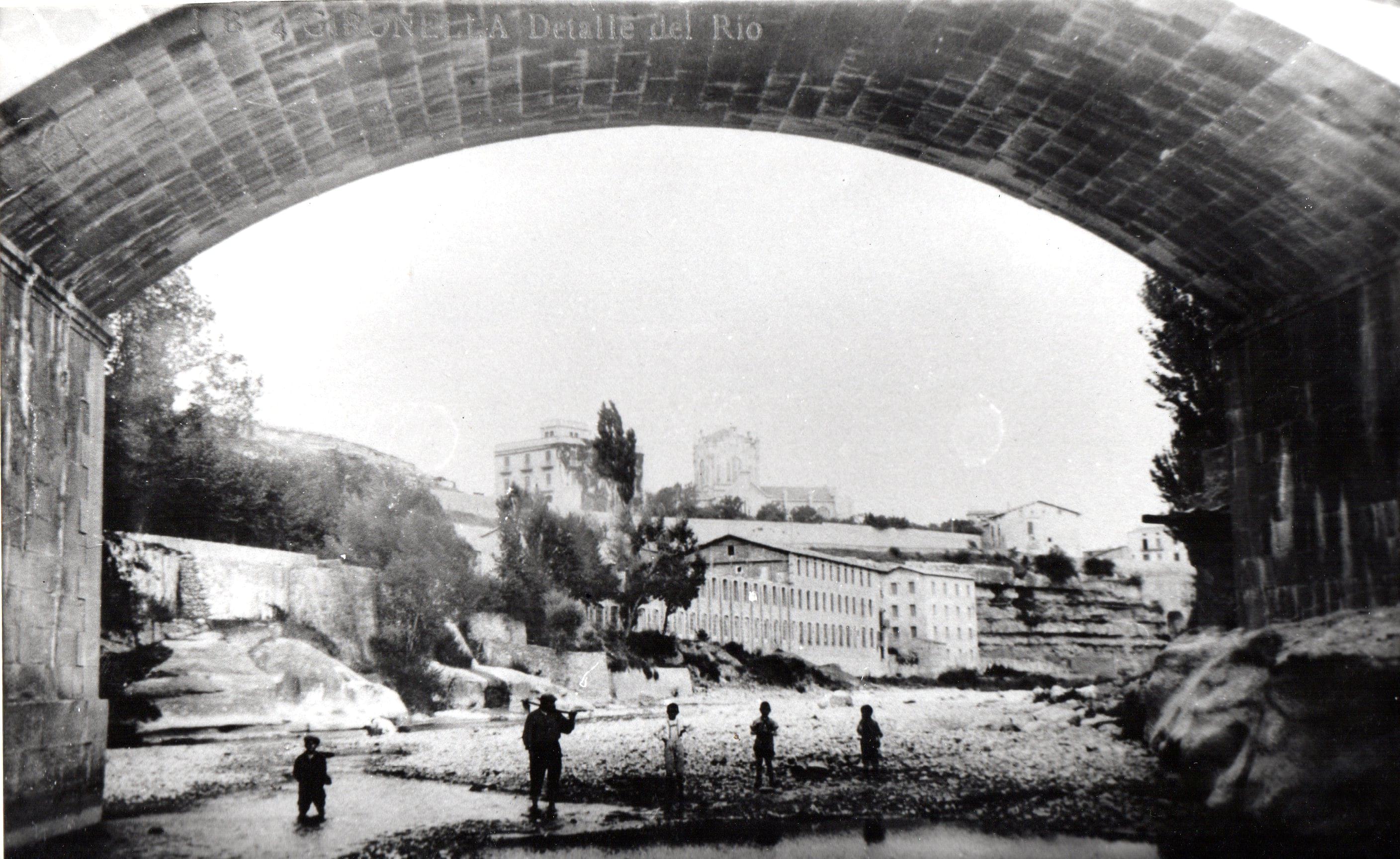 imatge Fàbrica de Cal Metre vista des de sota el Pont Nou, c. 1910, Gironella. Arxiu Municipal de Gironella.