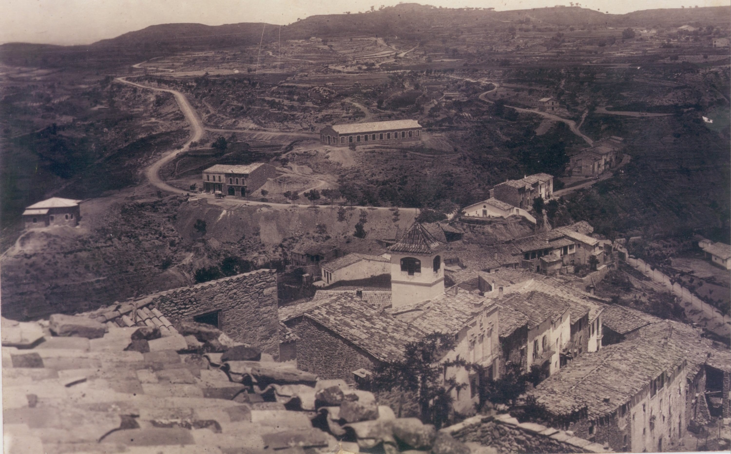 imatge La fàbrica HEMALOSA des del nucli urbà, dècada de 1930, Santa Maria d'Oló. Arxiu Municipal de Santa Maria d'Oló.
