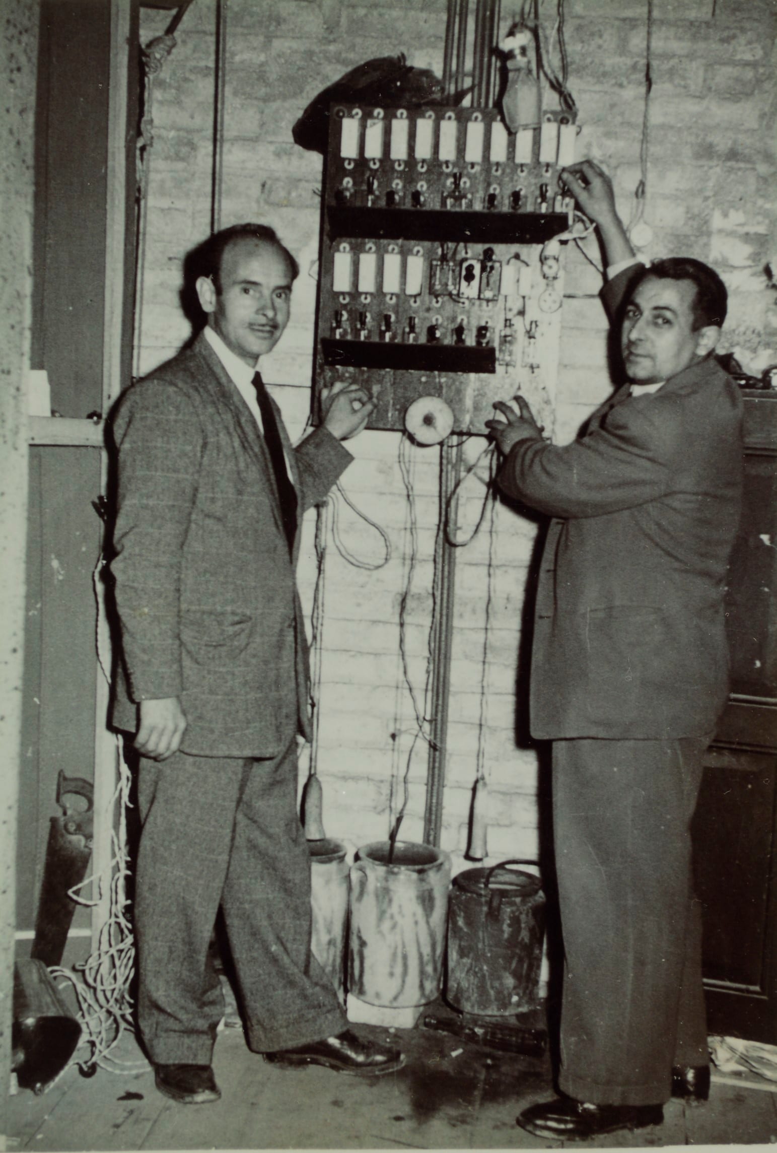 imatge Inauguració del motor elèctric en substitució del vapor a la fàbrica tèxtil de Cal Xiquet, c. 1940, Prats de Lluçanès. Arxiu Municipal de Prats de Lluçanès.