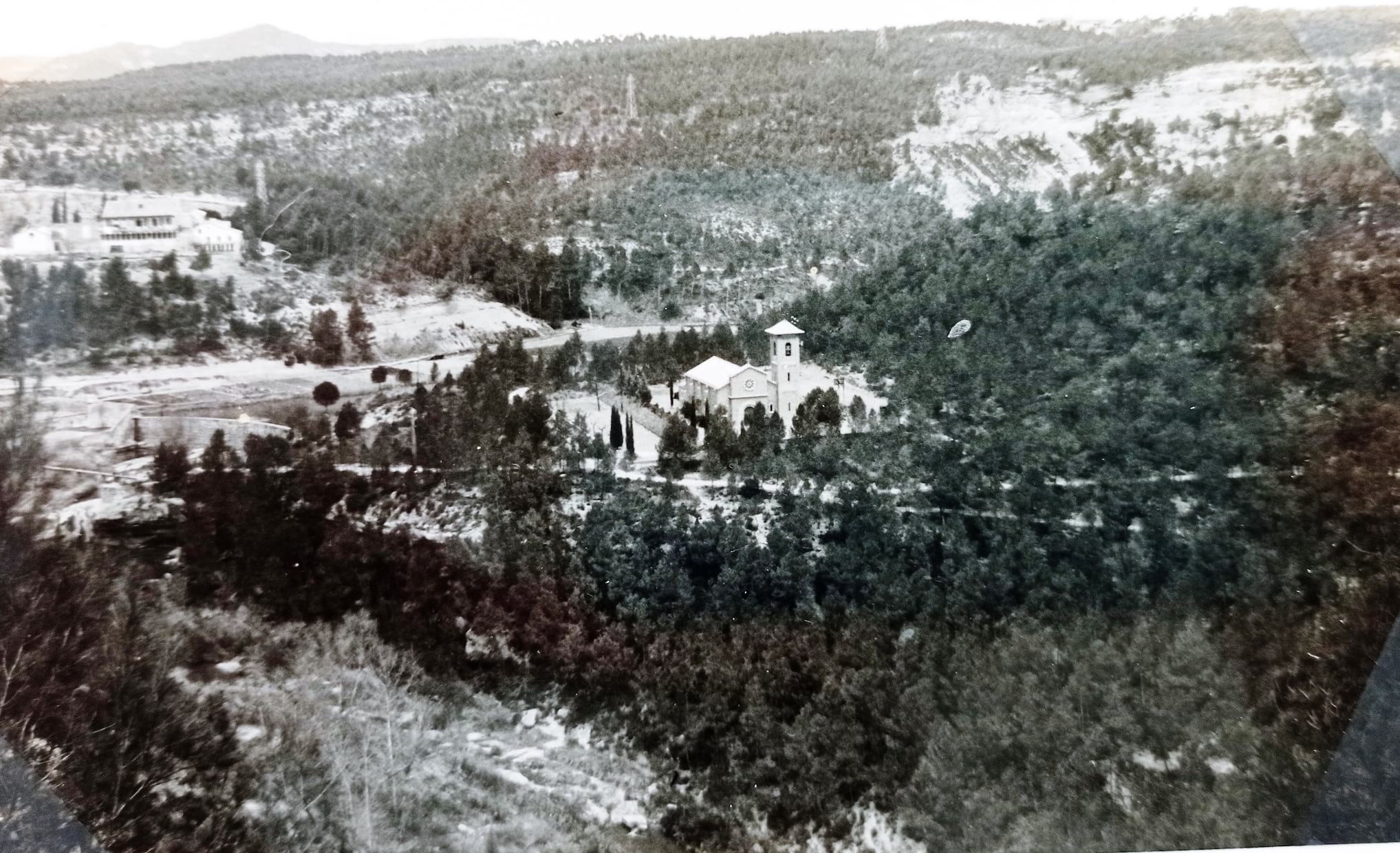 imatge Vista aèria de la colònia Jorba i l'església de Sant Pere de Viladecavalls, 1953, Calders. Arxiu Municipal de Calders.