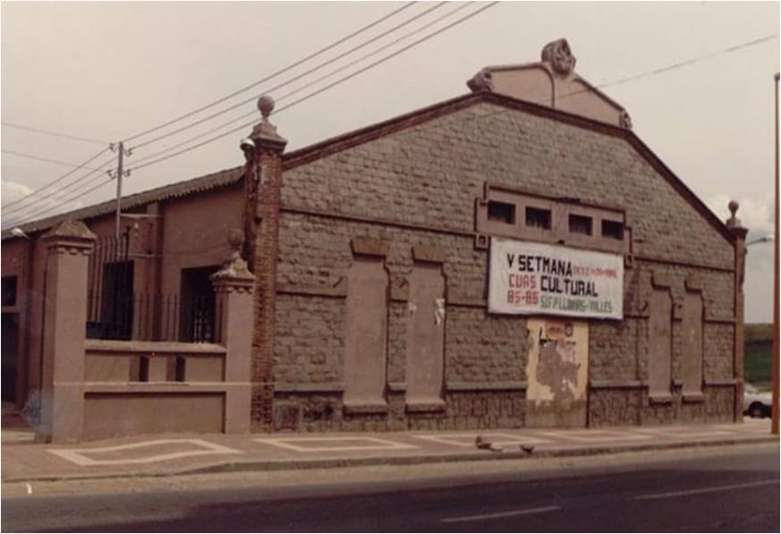 imatge Façana de Can Casas quan era Institut de FP, 1985, Llinars del Vallès. Arxiu Municipal de Llinars del Vallès.