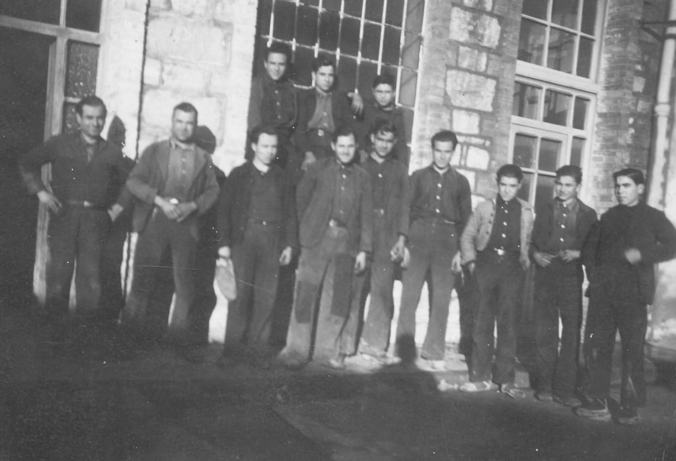 imatge Treballadors de la fàbrica HEMALOSA, 1940, Santa Maria d'Oló. Arxiu Municipal de Santa Maria d'Oló.