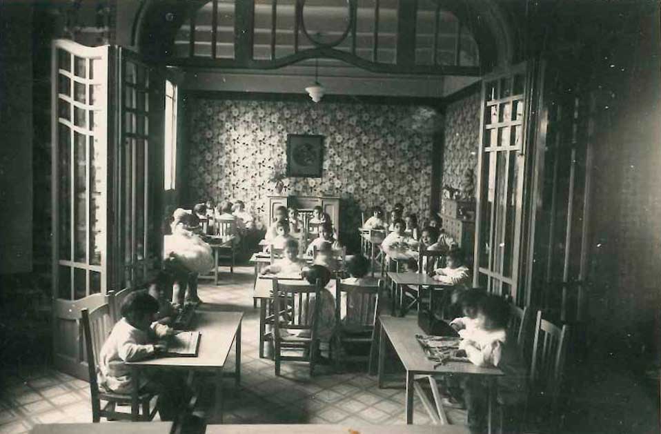 imatge Postal de l’escola d’Arenys de Mar durant la República. Ca 1935. Família Badosa Malagelada.