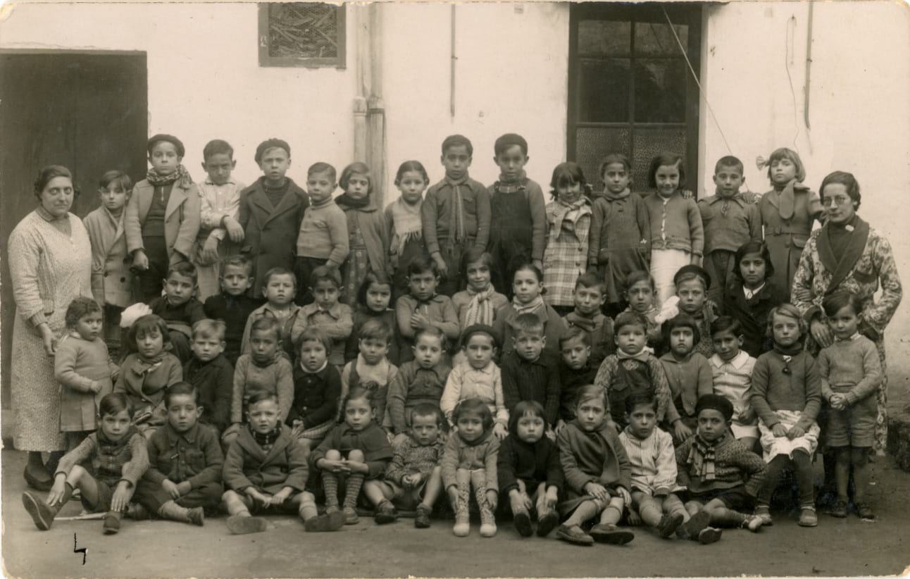 imatge Grup escolar de Calella, al voltant de 1937.