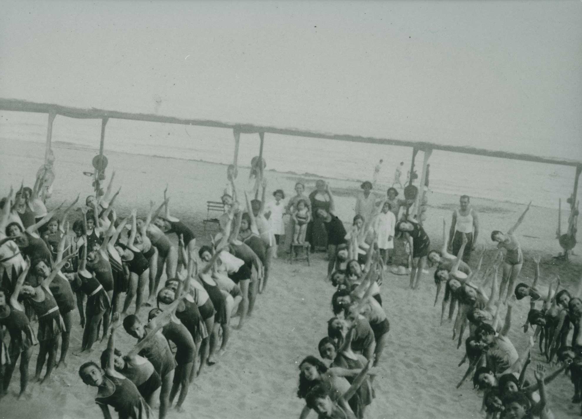 imatge Nenes de l’Escola Nacional núm. 26 de Santa Eulàlia fent exercicis gimnàstics a la platja.