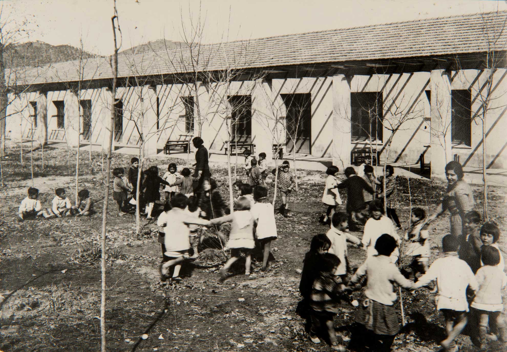 imatge Escolars i mestres al pati del Grup Escolar Pi i Margall.