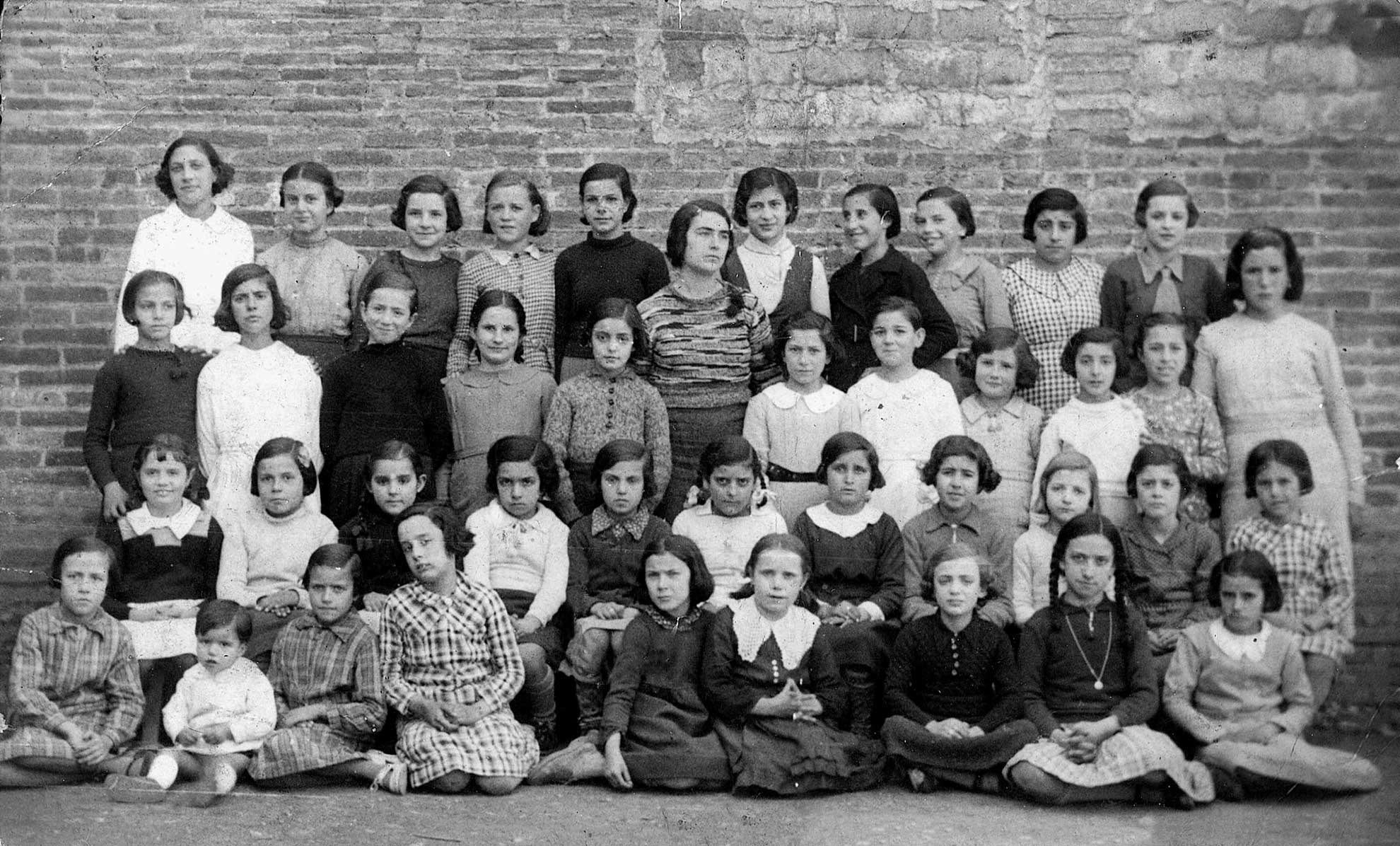 imatge Grup de nenes de les escoles nacionals cap a 1935.