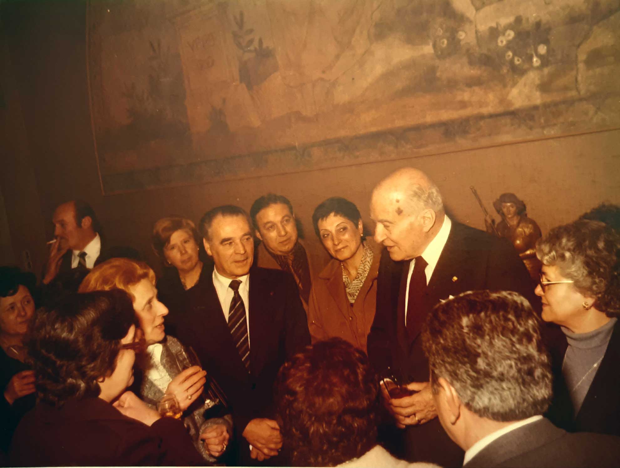 imatge Lluis Gausacs, Josep Tarradellas i Pilar Farell al Palau de la Generalitat el 1979.