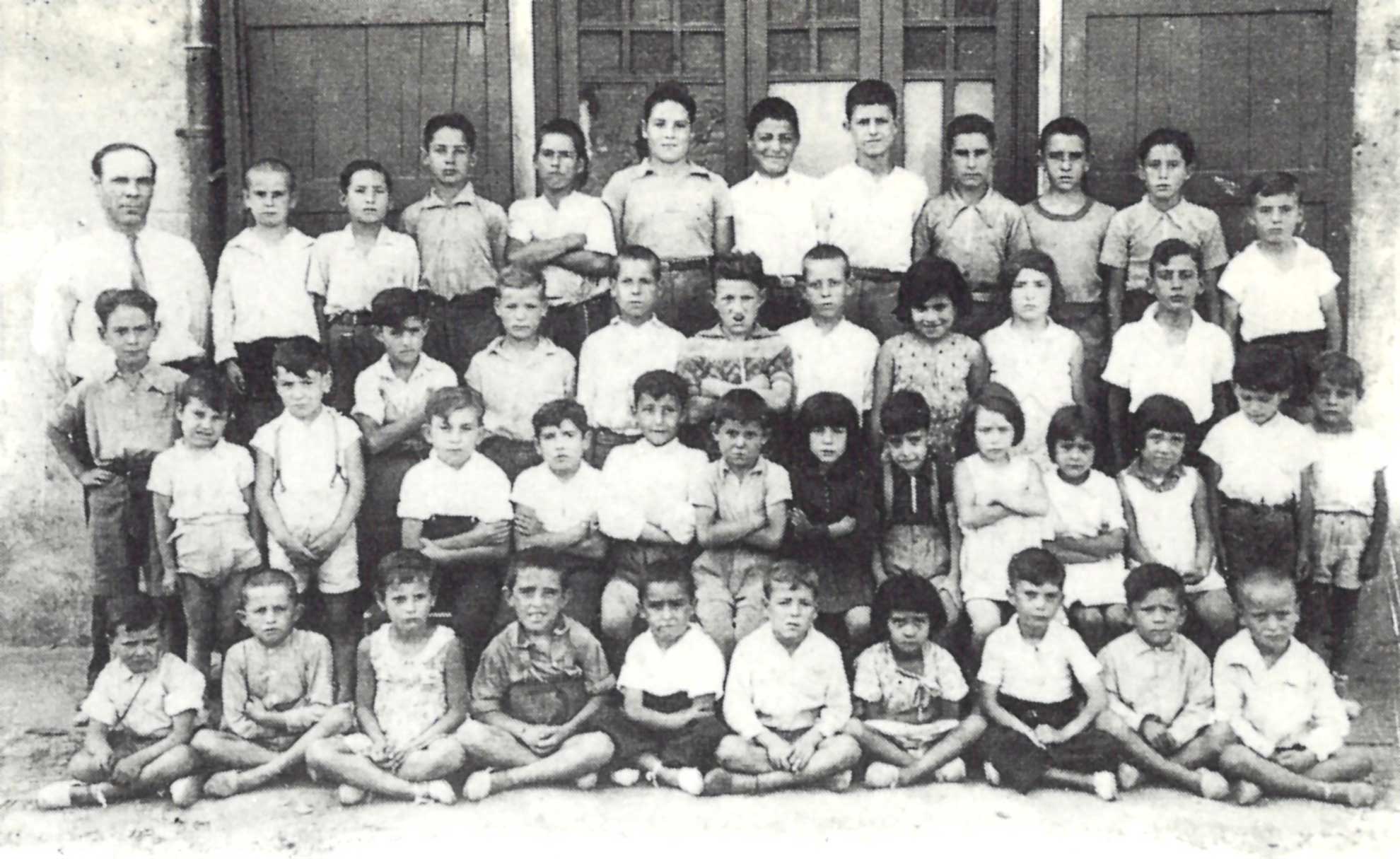 imatge Alumnes del Grup Escolar Floreal amb el mestre José Berruezo Silvent.