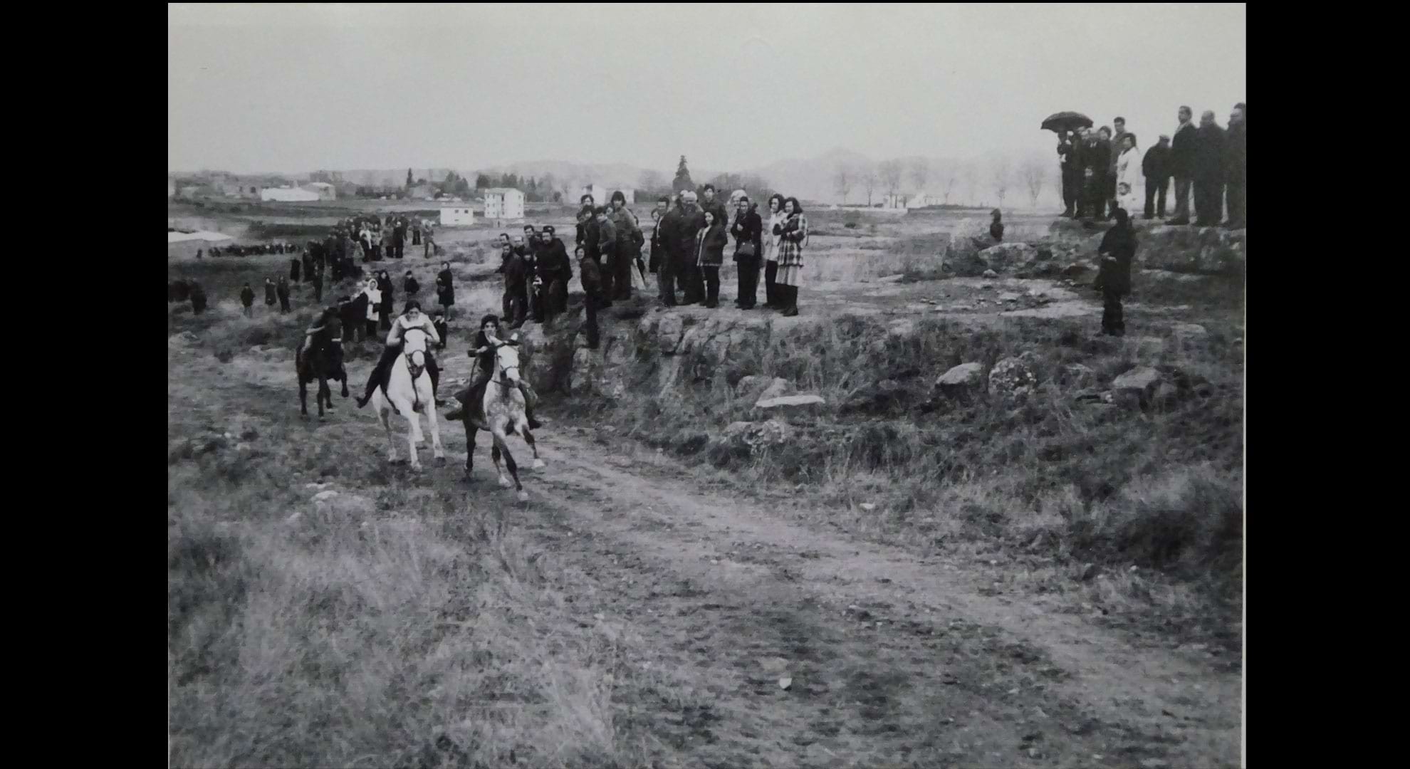 imatge Curses de cavalls a la carretera vella, en les Festes de la Candelera, 1972, Perafita. Autor: desconegut. Arxiu Municipal de Perafita.