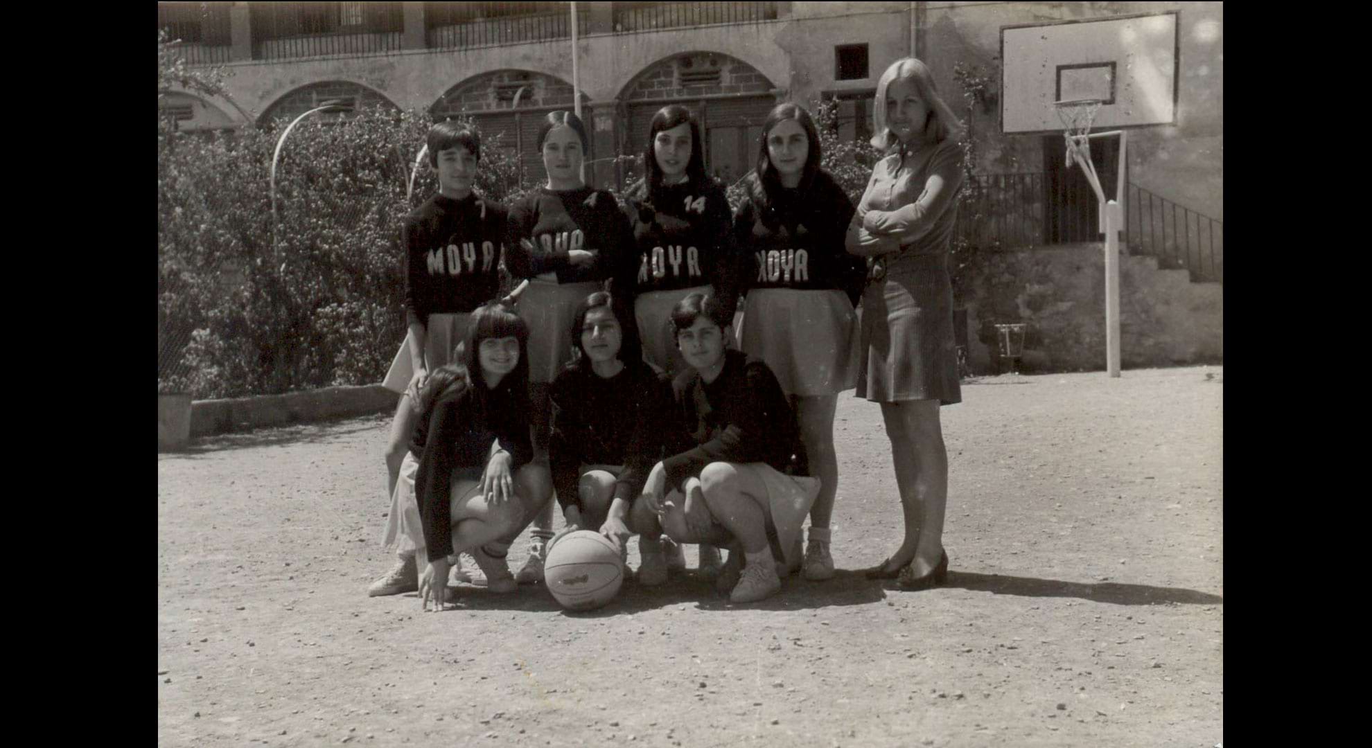 imatge Equip de bàsquet femení de l'Escola de les Germanes Carmelites de Moià, c. 1970-1980, Moià. Autor: desconegut. Arxiu Municipal de Moià.