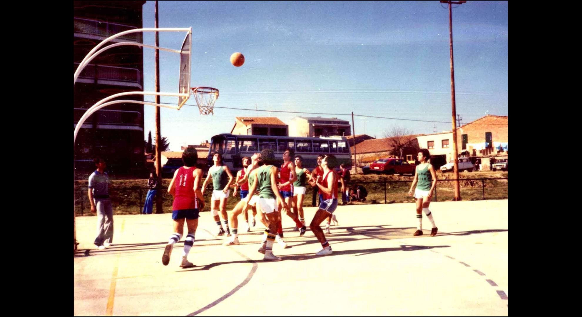 imatge Partit de bàsquet masculí, c. 1970-1980, Llinars del Vallès. Autor: desconegut. Fons Jané-Nogueras, Arxiu Municipal de Llinars del Vallès.