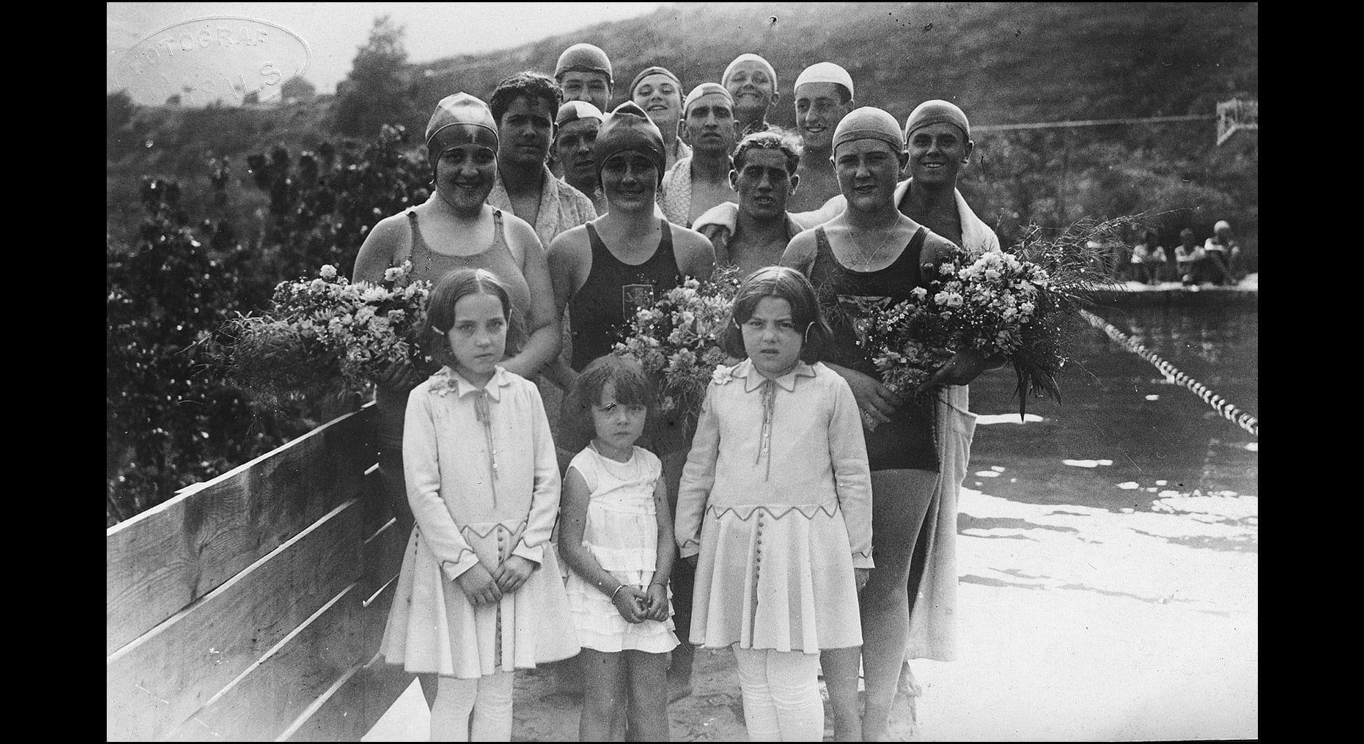 imatge Nadadors a la piscina antiga de Sallent, c. 1920, Sallent. Autor: Casals. Arxiu Municipal de Sallent.