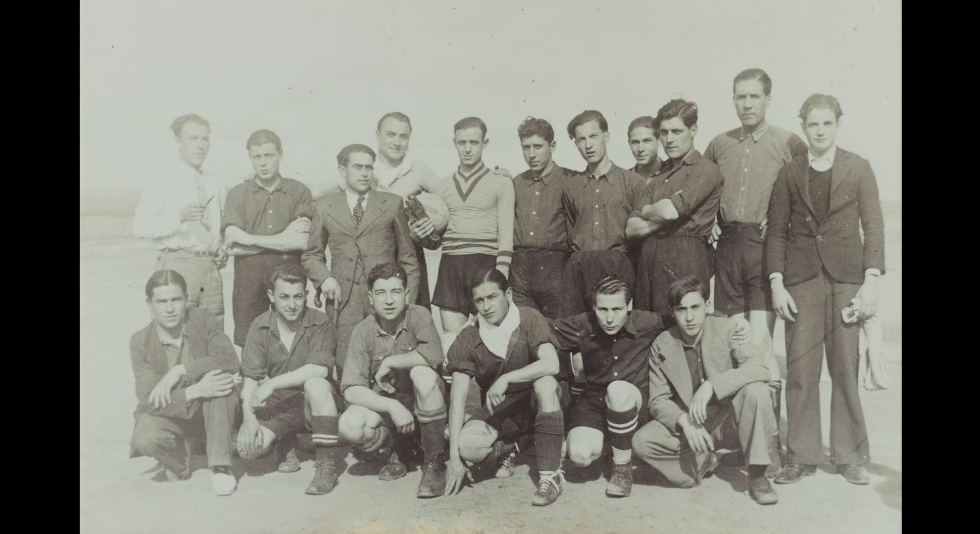 imatge Equip de futbol, 1933-1934, Prats de Lluçanès. Autor: desconegut. Arxiu Municipal de Prats de Lluçanès.