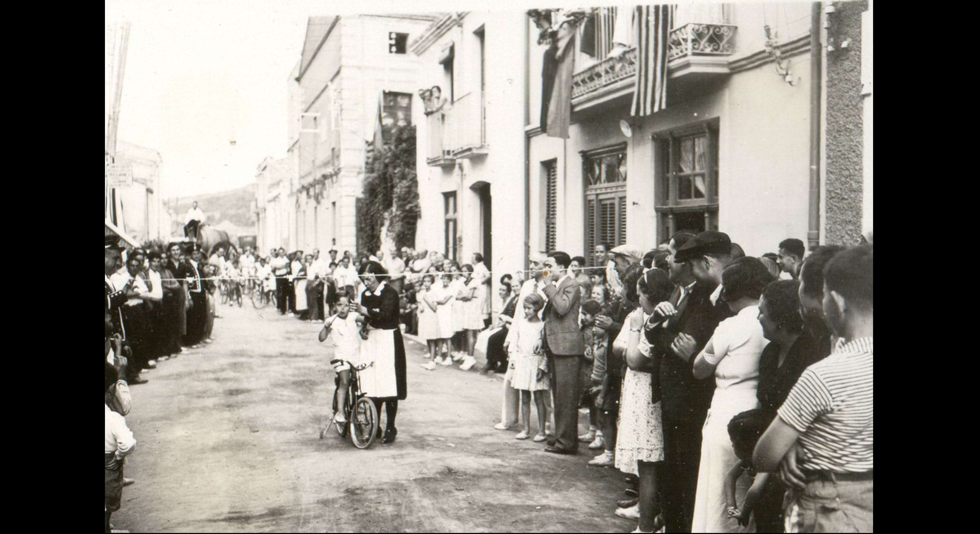 imatge Gimcana ciclista per infants de Festa Major, c. 1930-1940, Llinars del Vallès. Autor: desconegut. Fons Jané-Nogueras, Arxiu Municipal de Llinars del Vallès.