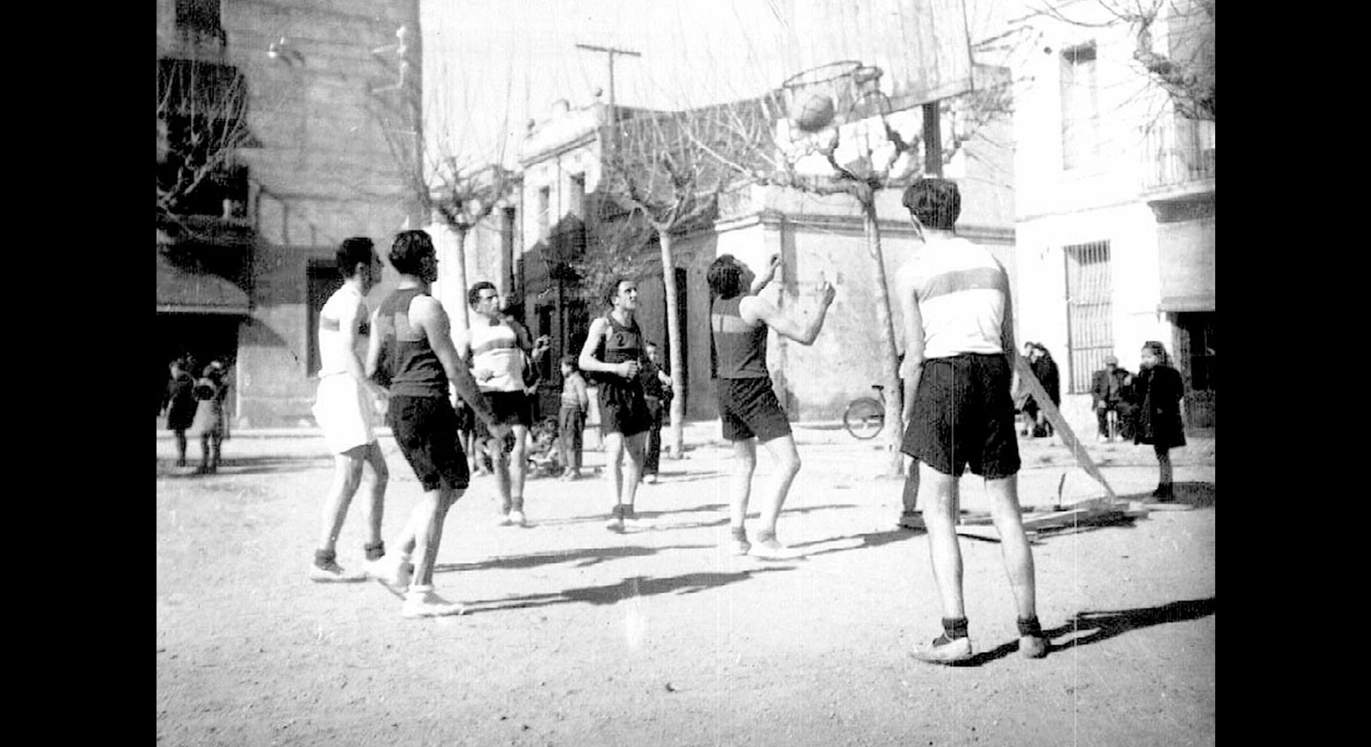 imatge Partit de basquet masculí al camp de basquet del Centre, c. 1930-1940, Llinars del vallès. Autor: desconegut. Fons Jané-Nogueras, Arxiu municipal de Llinars del Vallès.