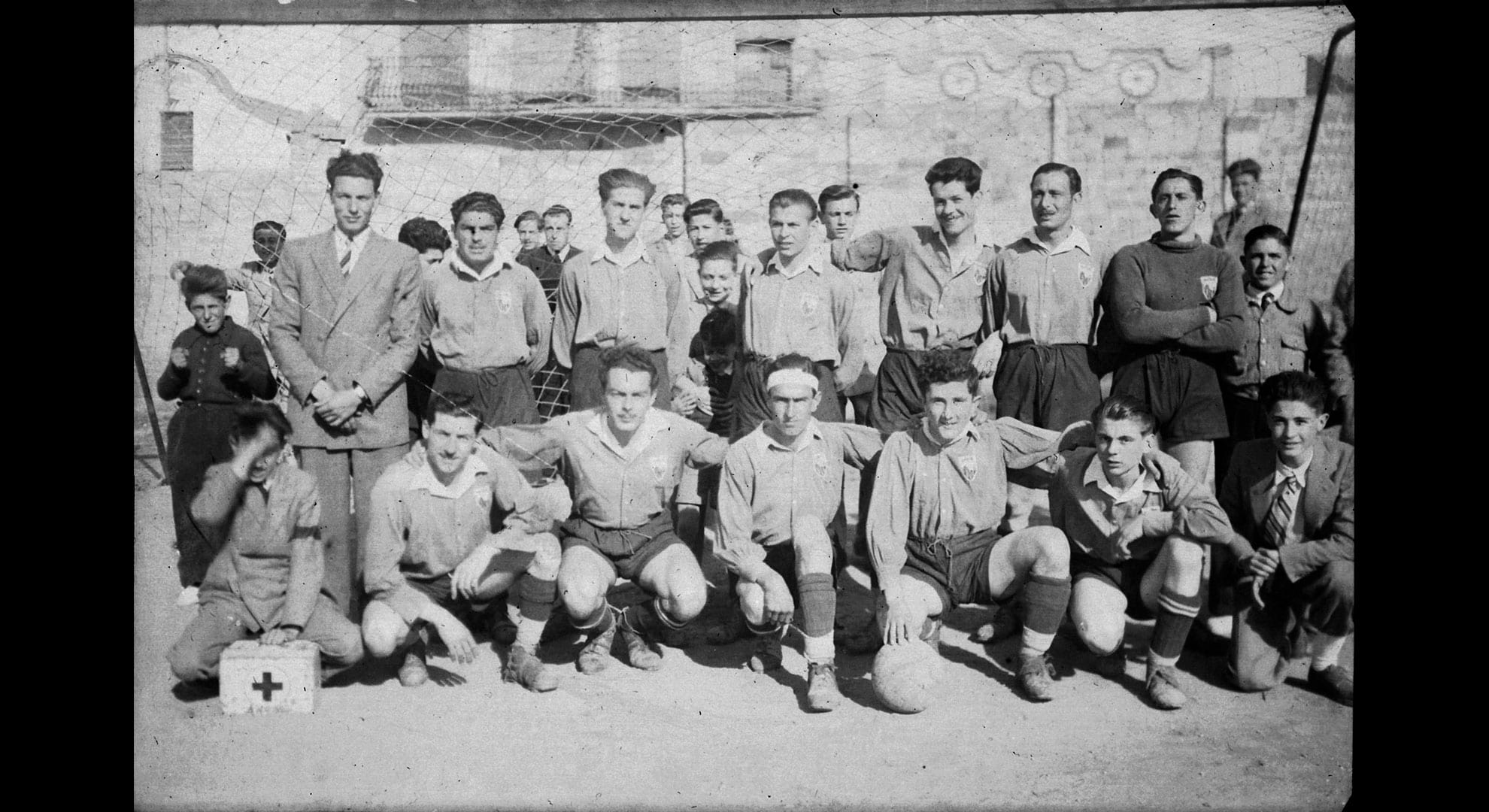 imatge Equip de futbol sota la porteria, c. 1930-1940, Artés. Autor: desconegut. Arxiu Municipal d'Artés.