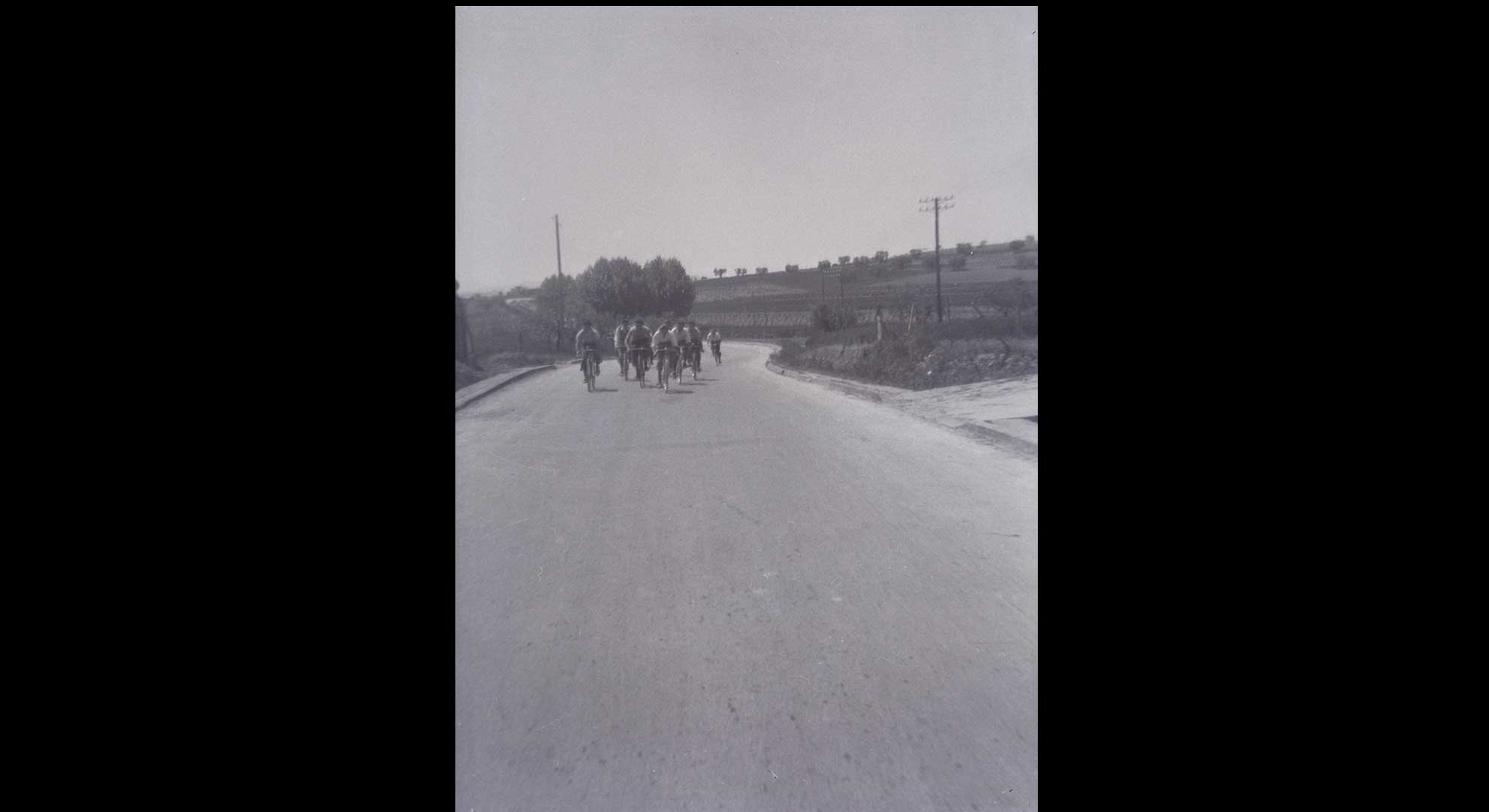 imatge Cursa ciclista, c. 1940-1950, Castellolí. Autor: Vicenç Agset Bonet. Arxiu Municipal de Castellolí.