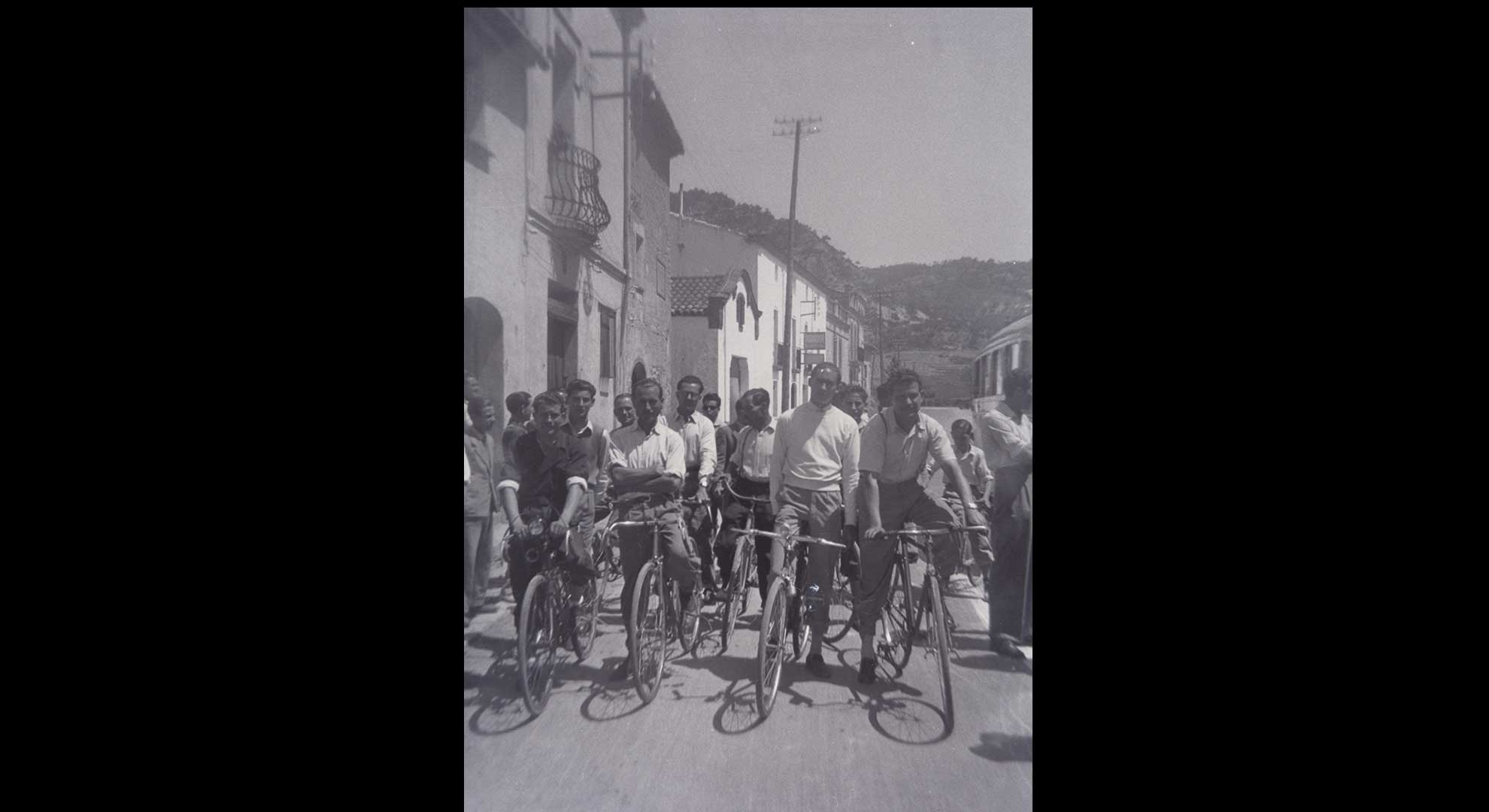 imatge Sortida de cursa lenta, c. 1940-1950, Castellolí. Autor: Vicenç Agset Bonet. Arxiu Municipal de Castellolí.