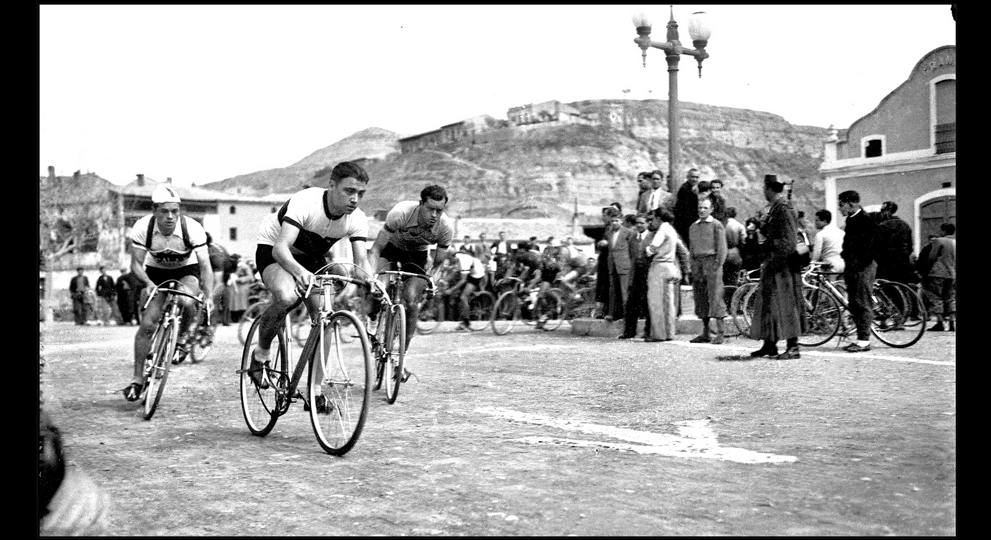 imatge Ciclista Miquel Poblet a Sallent., c. 1950, Sallent. Autor: Joan Lladó. Arxiu Municipal de Sallent.