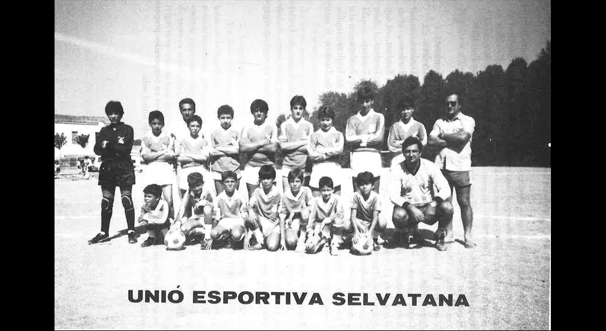imatge Equip de categoria infantil de l'Unió Esportiva Selvatana publicada al 6è Butlletí d'Informació Municipal, 1988, Fogars de la Selva. Arxiu Municipal de Fogars de la Selva.