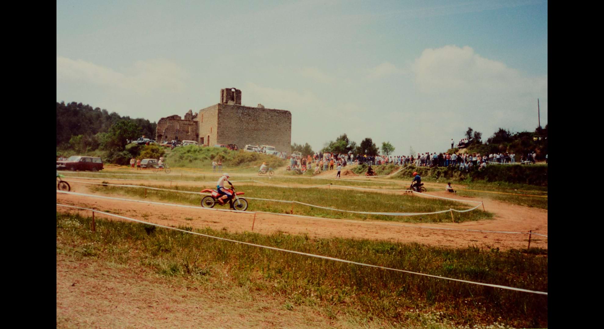 imatge Cursa de resistència de ciclomotors, 1993, Castellolí. Autora: Joana Agset Muset. Arxiu Municipal de Castellolí.