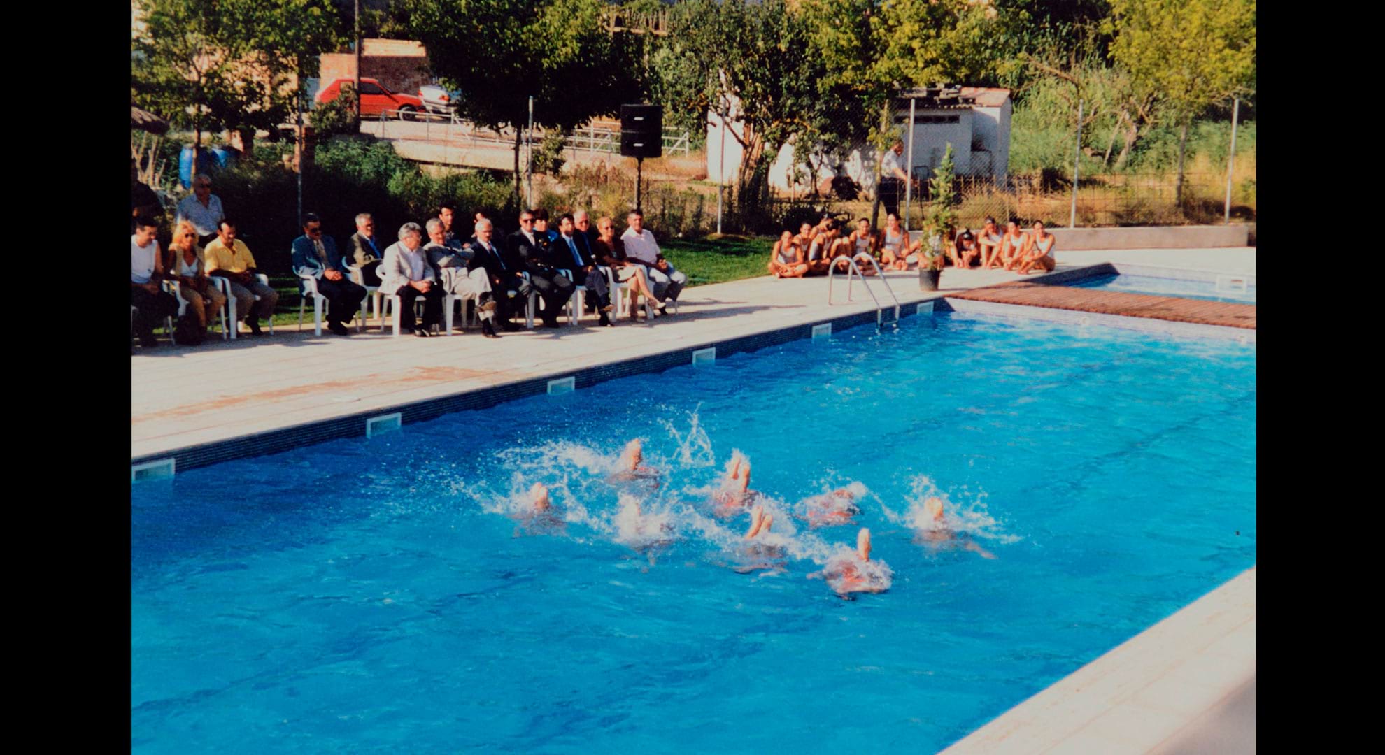 imatge Exhibició de natació sincronitzada en la inauguració de la piscina municipal, 1998, Castellolí. Autora: Joana Agset Muset. Arxiu Municipal de Castellolí.