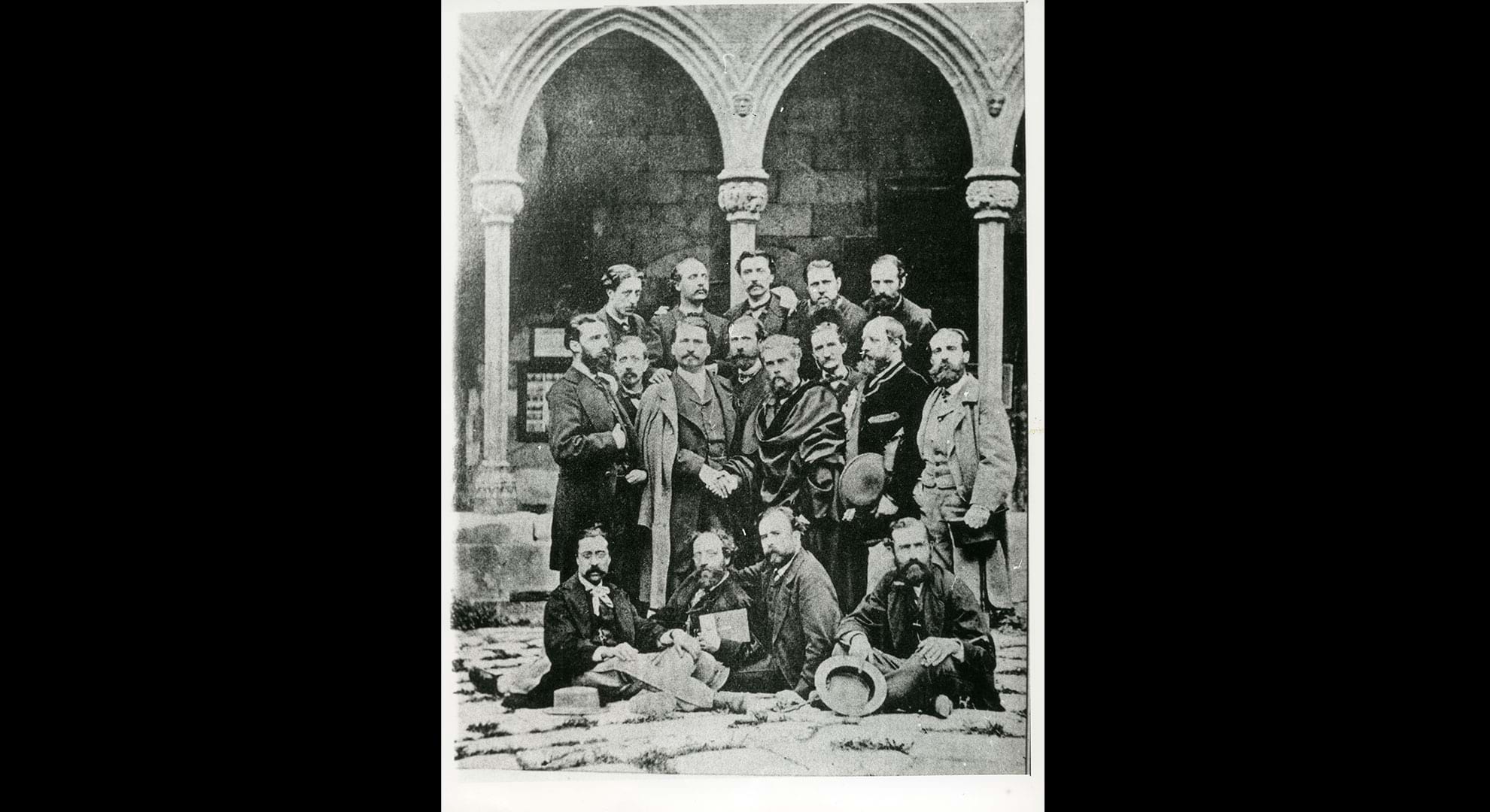 imatge Jocs Florals de la Llengua Catalana del 1868. Frederic Mistral, envoltat de poetes catalans i provençals. Fotografia sense autoria. Arxiu General de la Diputació de Barcelona