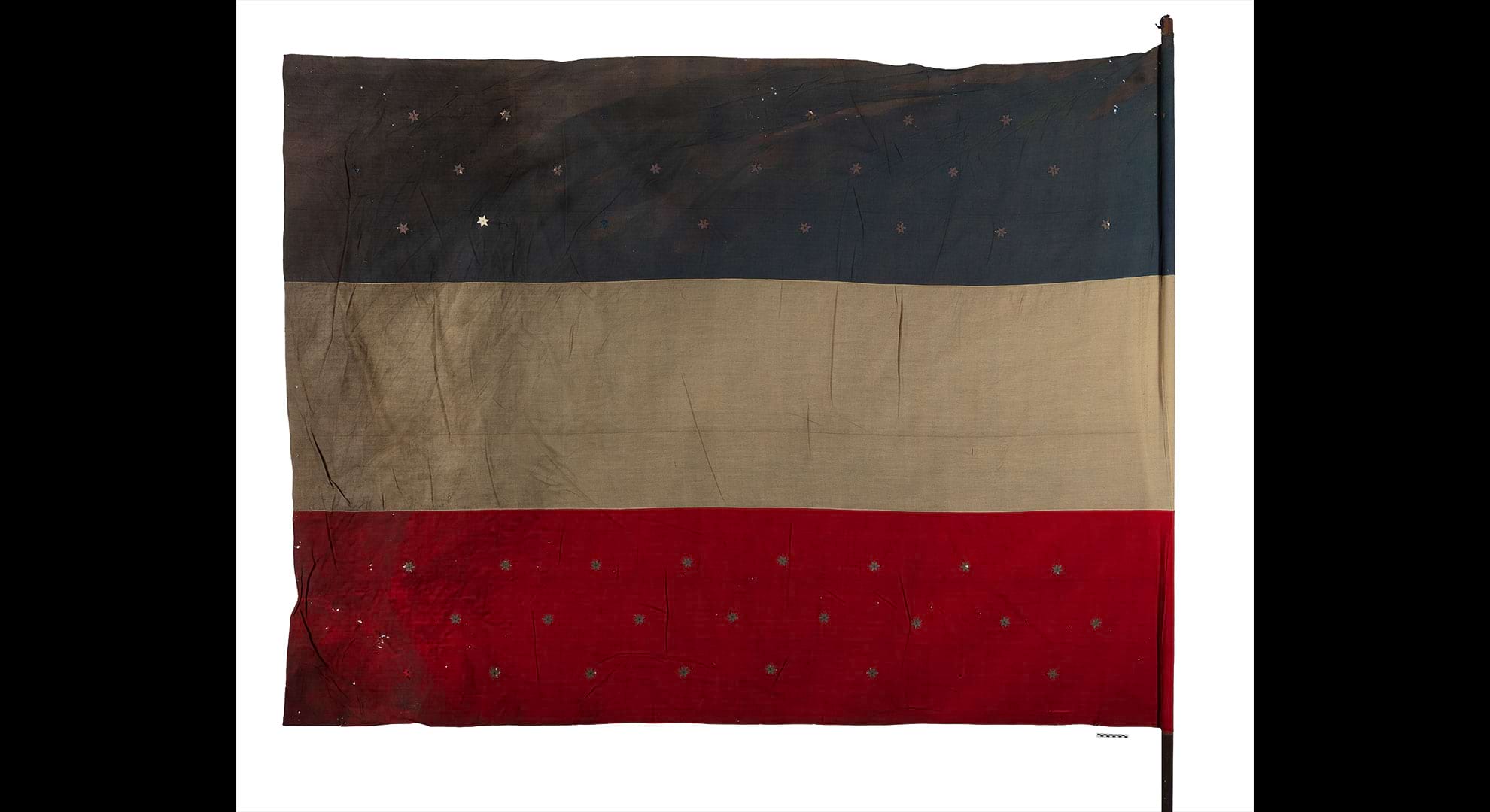 imatge Bandera federal custodiada al Museu d’Història de Barcelona - MUHBA (núm. inv. 11469). Presenta els colors blau, blanc i vermell. Foto: Jordi Puig (MUHBA)