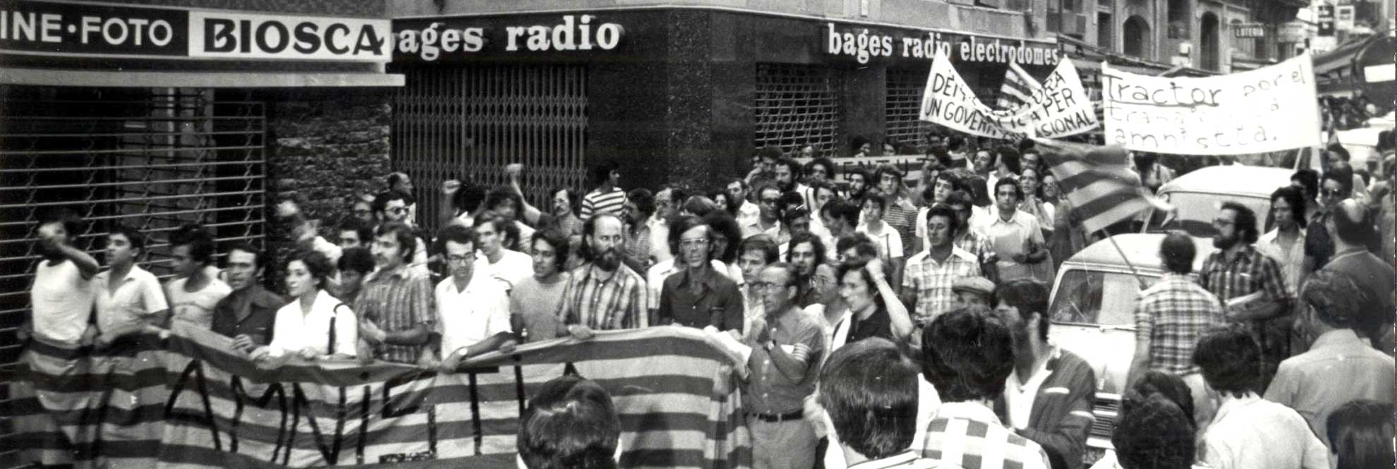 Manifestació de l’Assemblea Democràtica a l’Alt Penedès 1976. Font: Jordi Valls Pedrol. Arxiu fotogràfic de l’Ajuntament de Vilafranca del Penedès (Arxiu Comarcal de l’Alt Penedès).