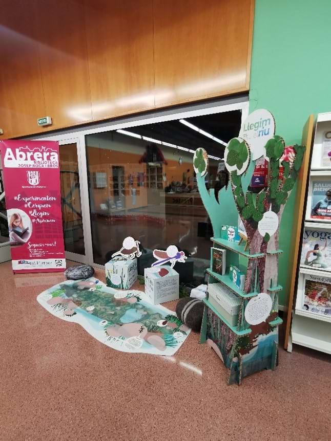 Expositor de Llegim el riu a la biblioteca d'Abrera