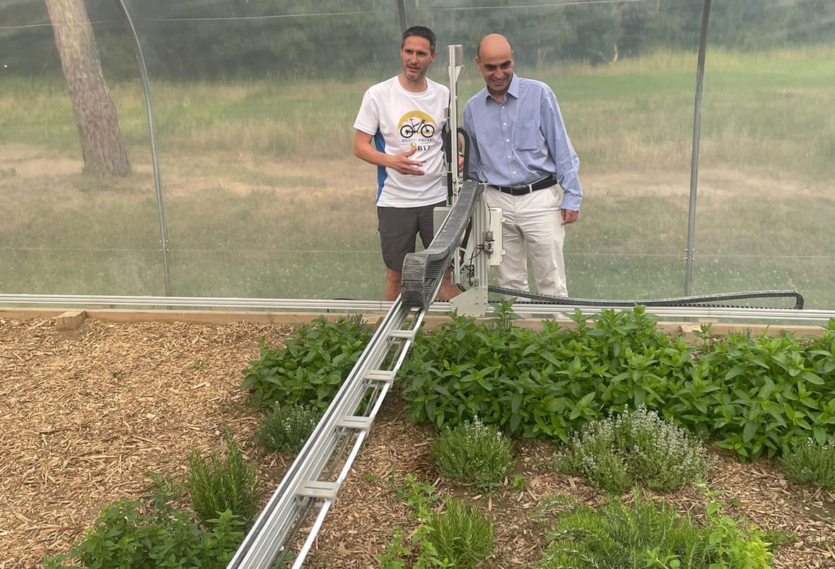 El diputat Marc Verdaguer i l'alcalde de Rupit i Pruit, Albert Marcé, mirant el Farmbot El diputat Marc Verdaguer i l'alcalde de Rupit i Pruit, Albert Marcé, mirant el Farmbot