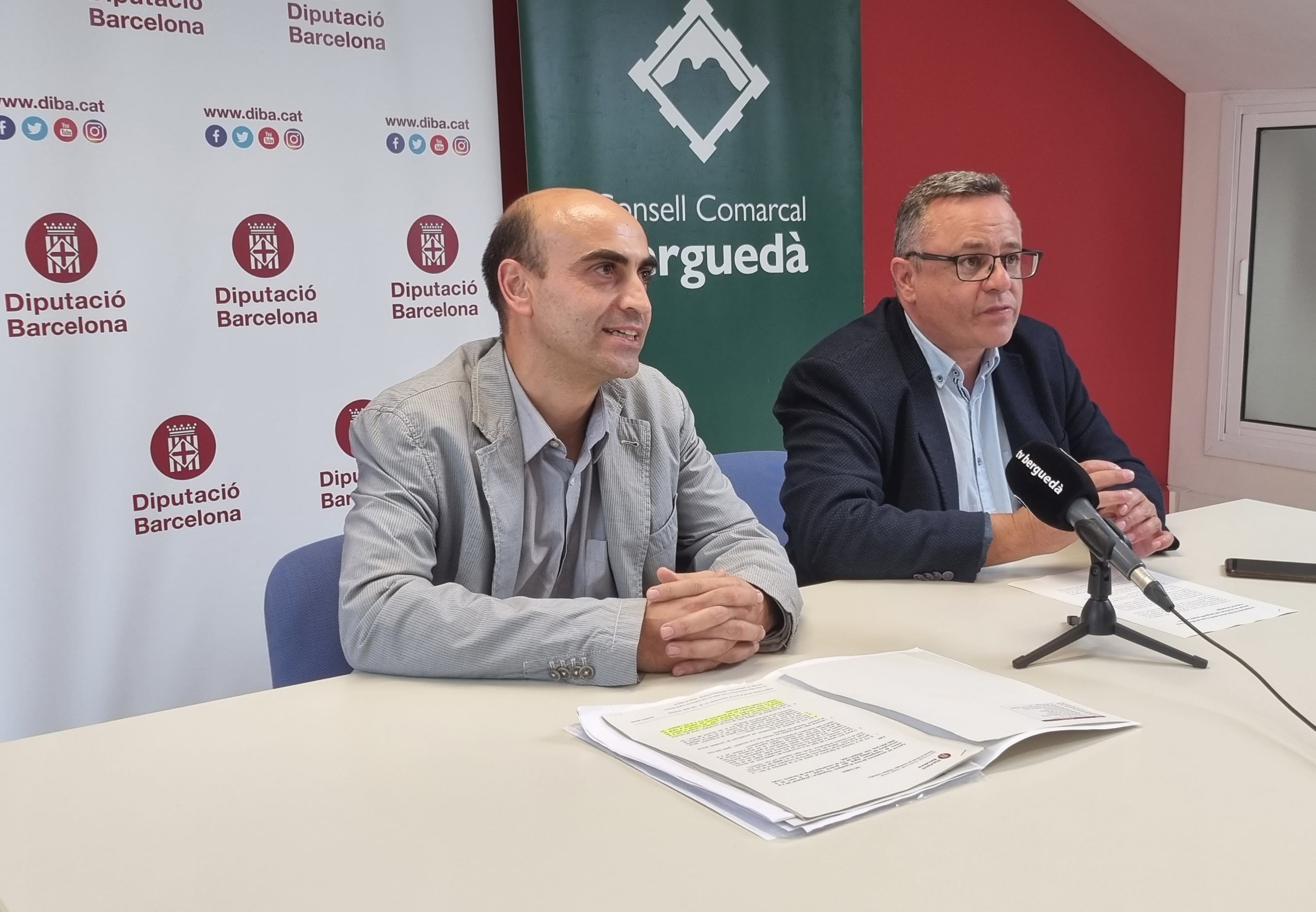 El diputat Marc Verdaguer i el president del Consell Comarcal del Berguedà, Josep Lara, atenent als mitjans de comunicació. Foto: Edgar Mata Roca / Diputació de Barcelona El diputat Marc Verdaguer i el president del Consell Comarcal del Berguedà, Josep Lara, atenent als mitjans de comunicació. Foto: Edgar Mata Roca / Diputació de Barcelona