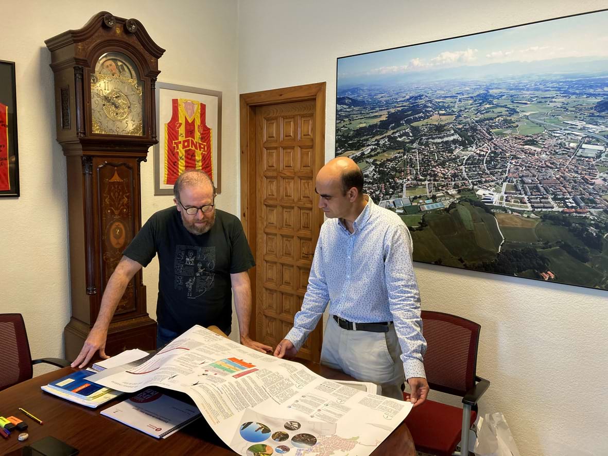 El diputat de l’Àrea d’Innovació, Governs Locals i Cohesió Territorial, Marc Verdaguer, i l’alcalde de Tona, Amadeu Lleopart El diputat de l’Àrea d’Innovació, Governs Locals i Cohesió Territorial, Marc Verdaguer, i l’alcalde de Tona, Amadeu Lleopart