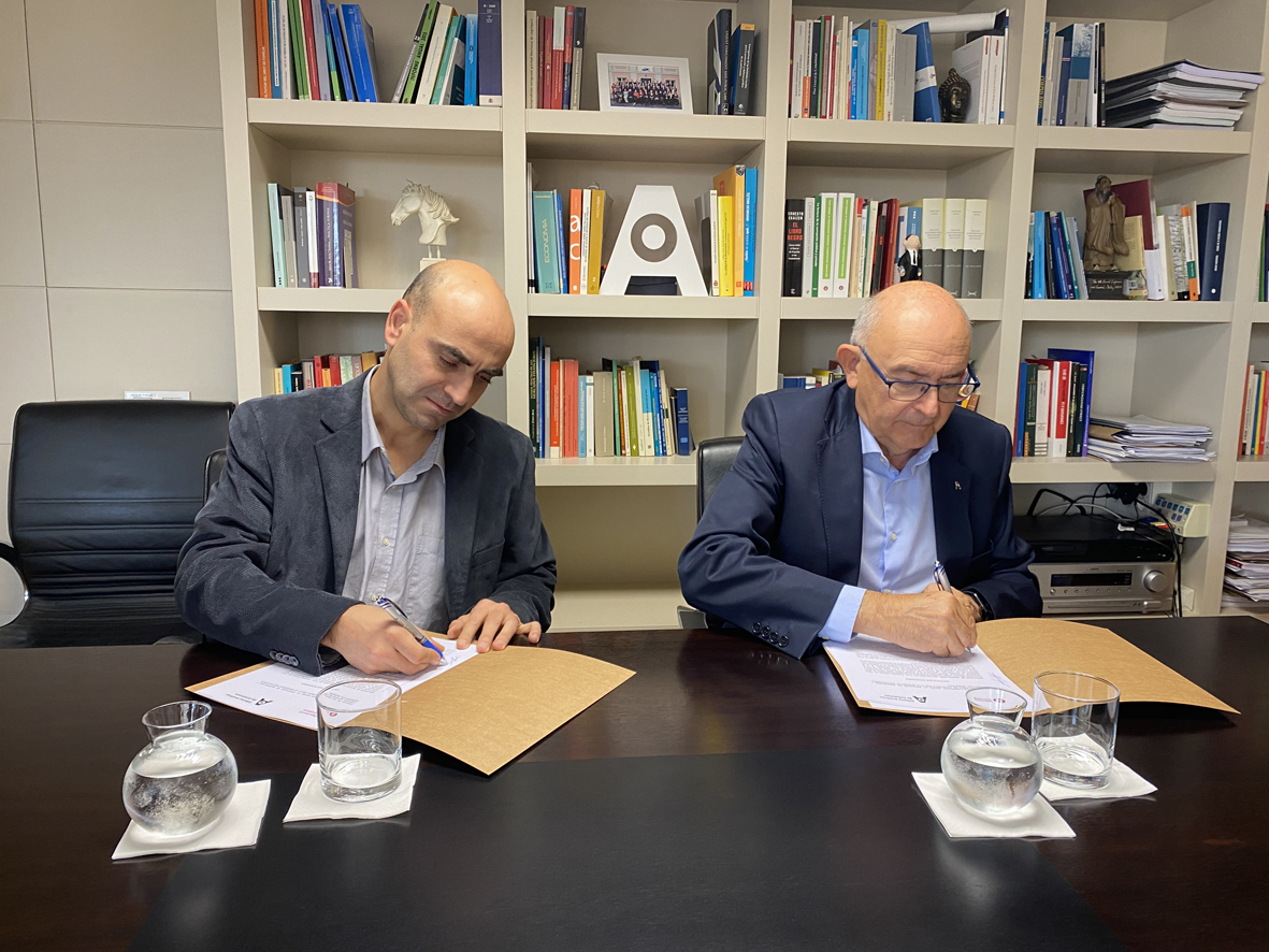 El diputat d'Innovació, Governs Locals i Cohesió Territorial, Marc Verdaguer, i el director de l’Oficina Antifrau de Catalunya, Miguel Ángel Gimeno, signant el conveni de col·laboració per a la integritat institucional corporativa i municipal. Foto: Oficina Antifrau de Catalunya El diputat d'Innovació, Governs Locals i Cohesió Territorial, Marc Verdaguer, i el director de l’Oficina Antifrau de Catalunya, Miguel Ángel Gimeno, signant el conveni de col·laboració per a la integritat institucional corporativa i municipal. Foto: Oficina Antifrau de Catalunya