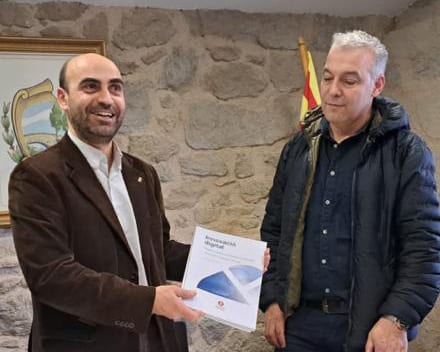 Verdaguer i Padrós amb l'informe de transparència lliurat per la Diputació de Barcelona Verdaguer i Padrós amb l'informe de transparència lliurat per la Diputació de Barcelona